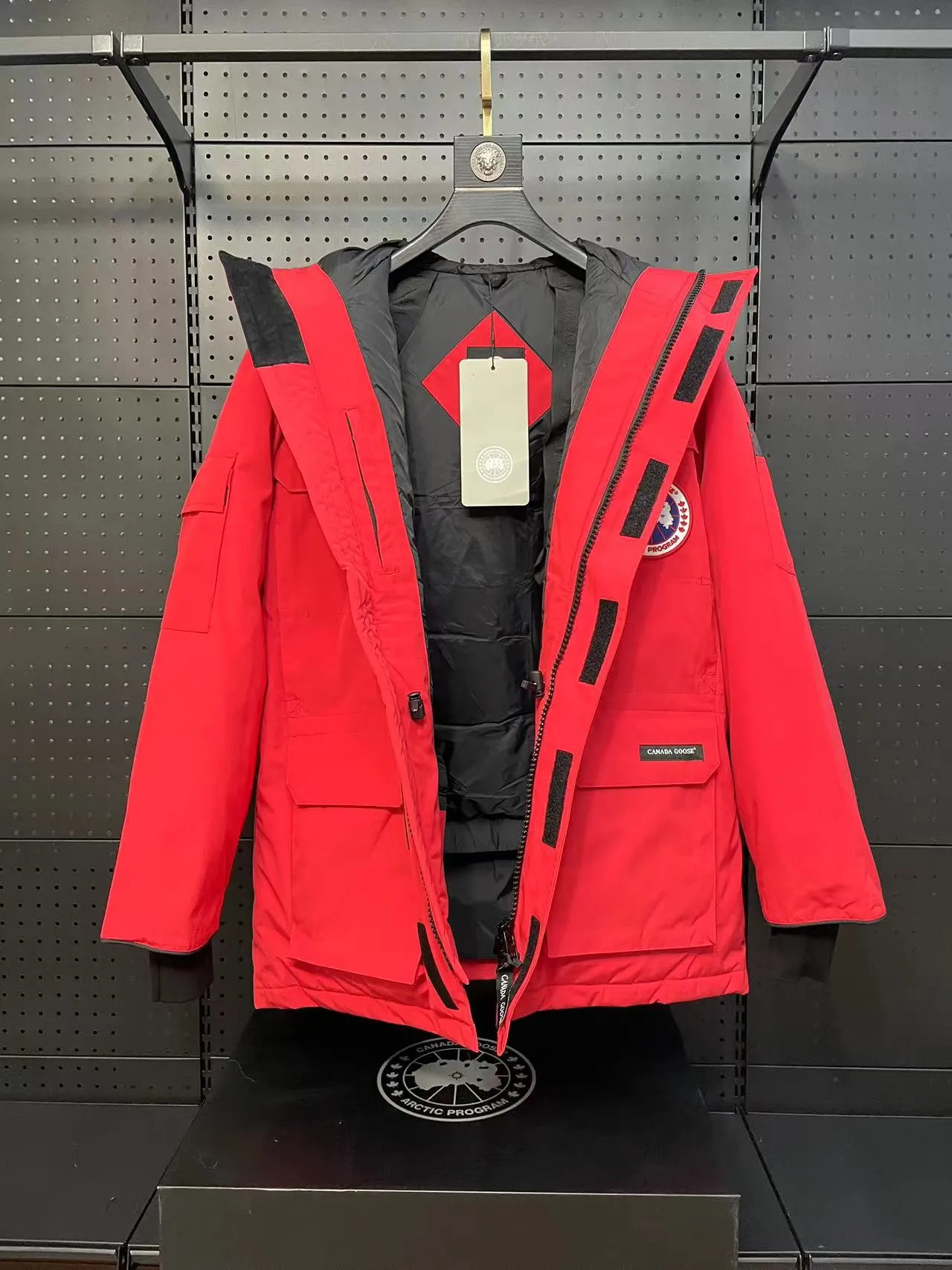 Red 🇨🇦CANADA GOOES 24 New Arrival 08 / Factory : . . . .Premium ， Drop Shipping！ Expedition 08 Same Style， ， Classic ， ， 。 ➖ 。 ➖ ， 。 ➖ 21 ，TC 85 ， Wear-Resistant。 ➖ 80 . 。 ➖ 100% nylon ， ， ！ ➖ 。 ➖ YKK ，YKK ， 。 ➖ 3M ， 。 : ， 。 ， · · Quality· ！ Size:XS-XXL